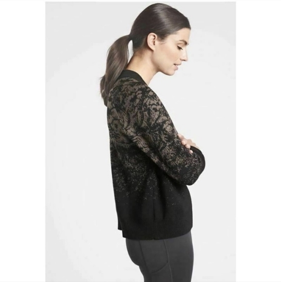 Athleta Textured Jacquard Merino Wool Sweater Size Medium Black Grey 632069 EUC - Picture 3 of 10